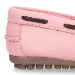 Mocasín niño con lazos a contraste en piel Nobuck.