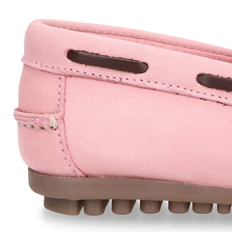 Mocasín niño con lazos a contraste en piel Nobuck.