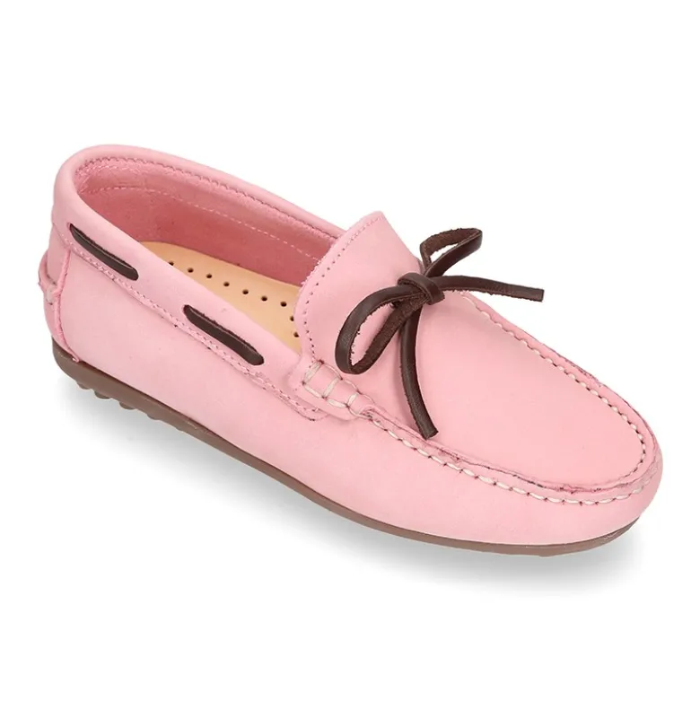 Mocasín niño con lazos a contraste en piel Nobuck.