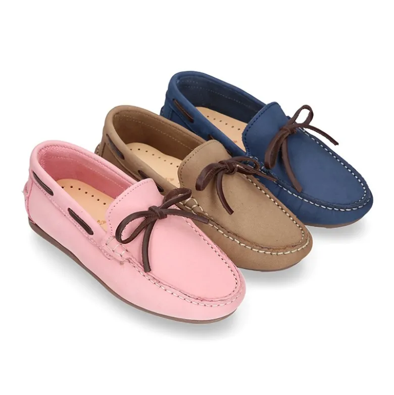 Mocasín niño con lazos a contraste en piel Nobuck.