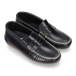 Mocasín niños antifaz en piel trabajada en colores clásicos.
