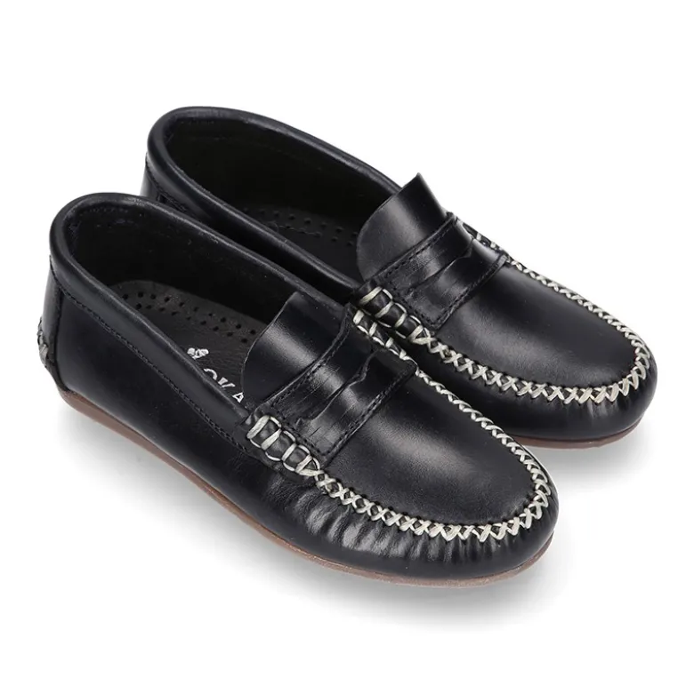 Mocasín niños antifaz en piel trabajada en colores clásicos.