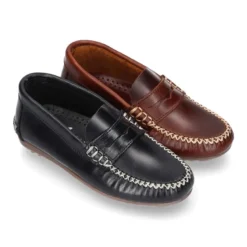 Mocasín niños antifaz en piel trabajada en colores clásicos.