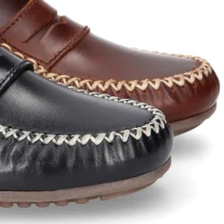 Mocasín niños antifaz en piel trabajada en colores clásicos.
