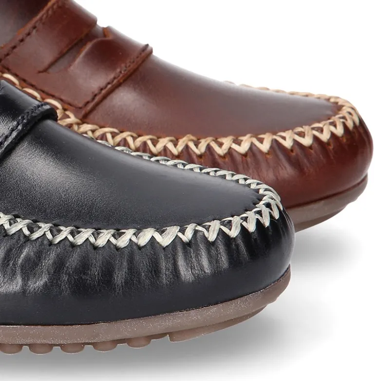 Mocasín niños antifaz en piel trabajada en colores clásicos.
