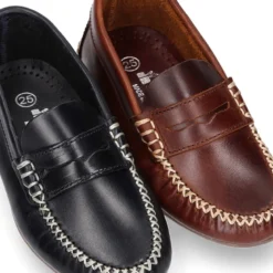 Mocasín niños antifaz en piel trabajada en colores clásicos.