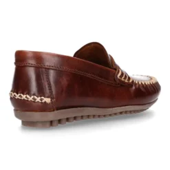 Mocasín niños antifaz en piel trabajada en colores clásicos.