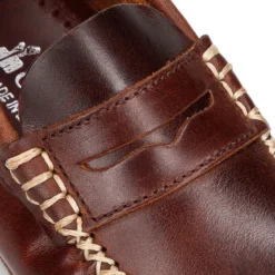 Mocasín niños antifaz en piel trabajada en colores clásicos.