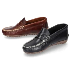 Mocasín niños antifaz en piel trabajada en colores clásicos.