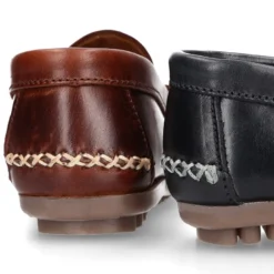 Mocasín niños antifaz en piel trabajada en colores clásicos.