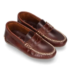 Mocasín niños antifaz en piel trabajada en colores clásicos.