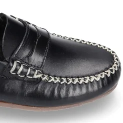 Mocasín niños antifaz en piel trabajada en colores clásicos.