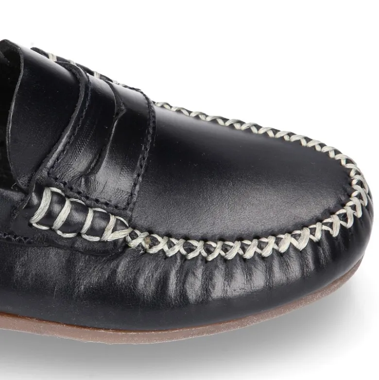 Mocasín niños antifaz en piel trabajada en colores clásicos.