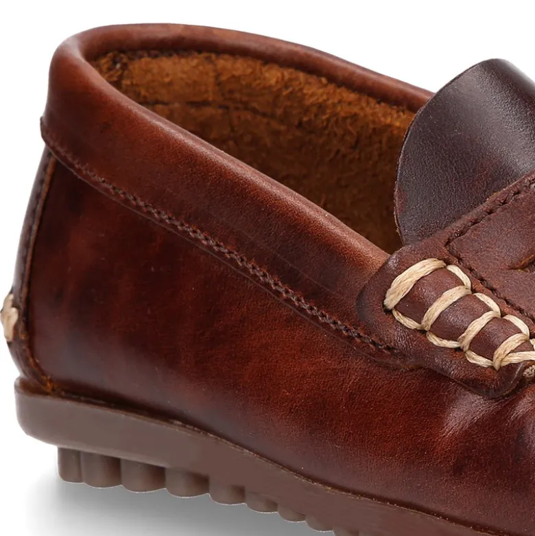 Mocasín niños antifaz en piel trabajada en colores clásicos.
