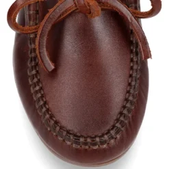 Mocasín niños lazos en piel trabajada en colores clásicos.