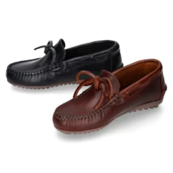 Mocasín niños lazos en piel trabajada en colores clásicos.