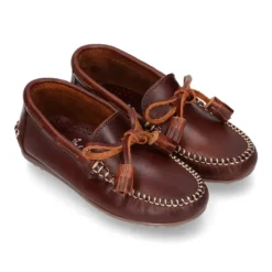 Mocasín niños lazos y BORLAS en piel trabajada en color cuero.