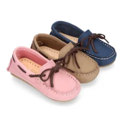 Mocasín niños pequeños con lazos a contraste en piel Nobuck.