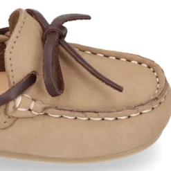 Mocasín niños pequeños con lazos a contraste en piel Nobuck.