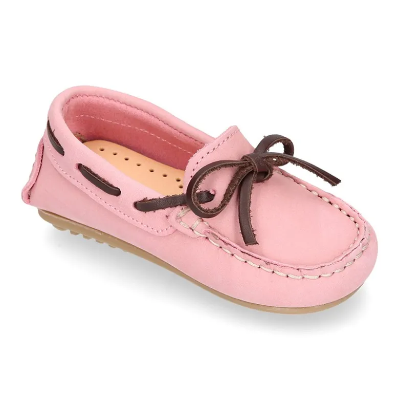Mocasín niños pequeños con lazos a contraste en piel Nobuck.