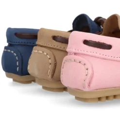 Mocasín niños pequeños con lazos a contraste en piel Nobuck.