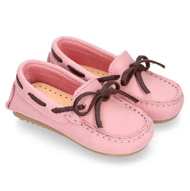 Mocasín niños pequeños con lazos a contraste en piel Nobuck.