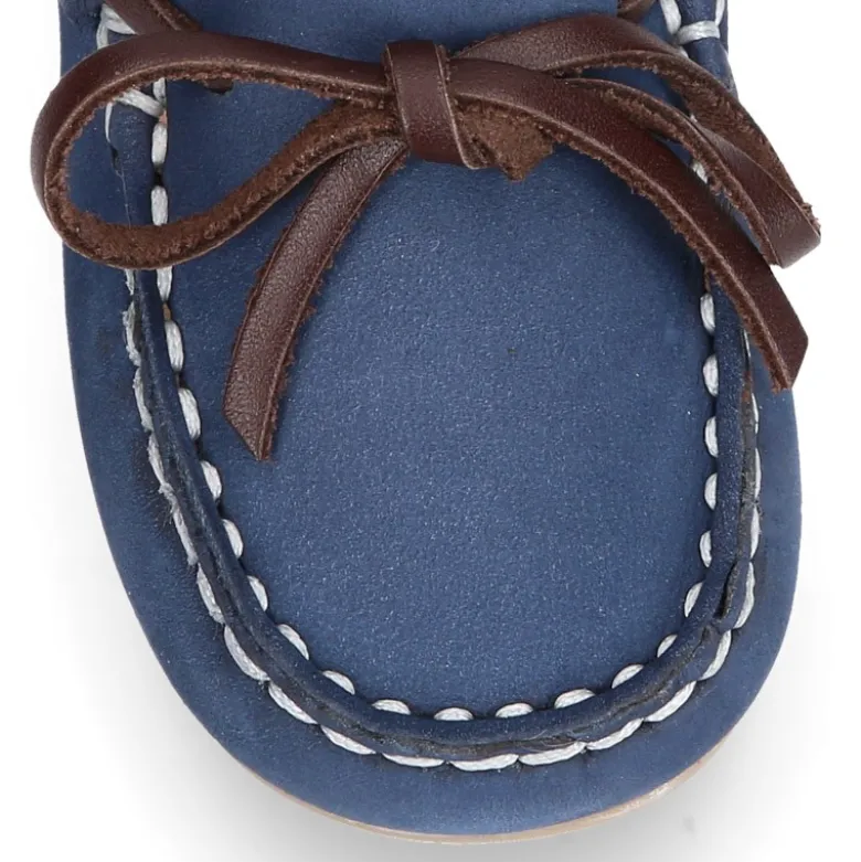 Mocasín niños pequeños con lazos a contraste en piel Nobuck.