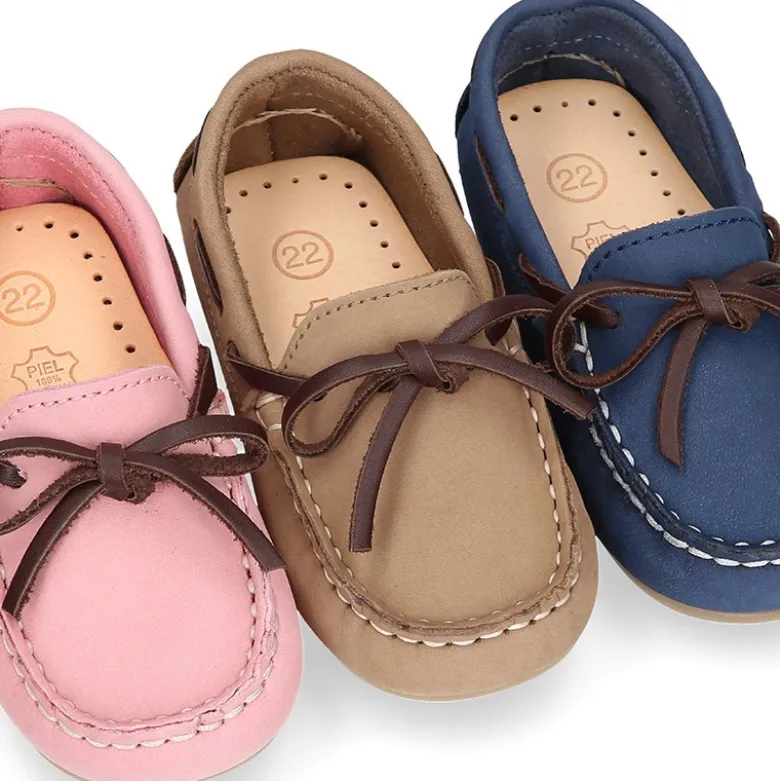 Mocasín niños pequeños con lazos a contraste en piel Nobuck.