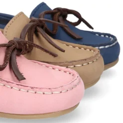 Mocasín niños pequeños con lazos a contraste en piel Nobuck.
