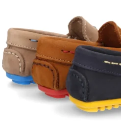 Mocasín niños pequeños piso conductor contraste en piel Nobuck.