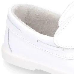 Mocasín niño tipo NÁUTICO sin cordones en piel napa lavable.