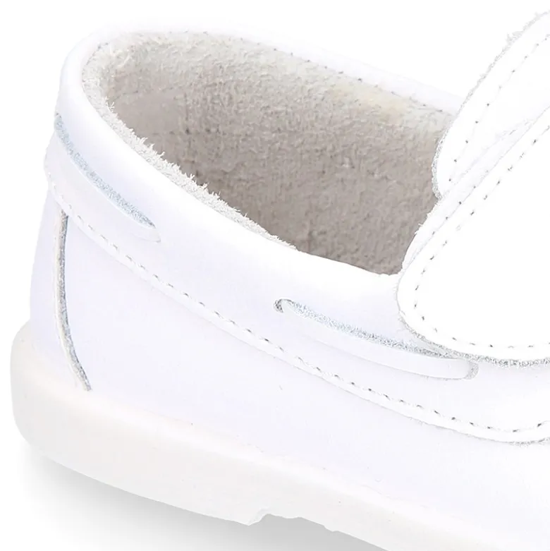 Mocasín niño tipo NÁUTICO sin cordones en piel napa lavable.