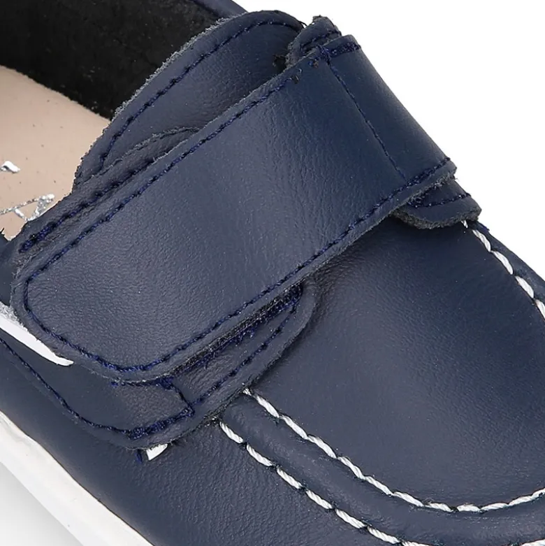 Mocasín niño tipo NÁUTICO sin cordones en piel napa lavable.