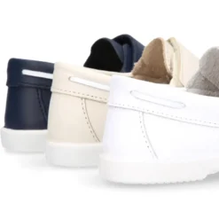Mocasín niño tipo NÁUTICO sin cordones en piel napa lavable.
