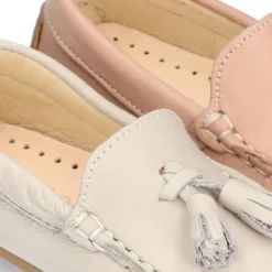Mocasín peques con borlas en piel EXTRA SUAVE en colores pasteles.
