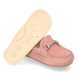 Mocasín peques con estribo en piel serraje.
