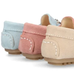 Mocasín peques con estribo en piel serraje.