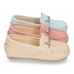 Mocasín peques con estribo en piel serraje.