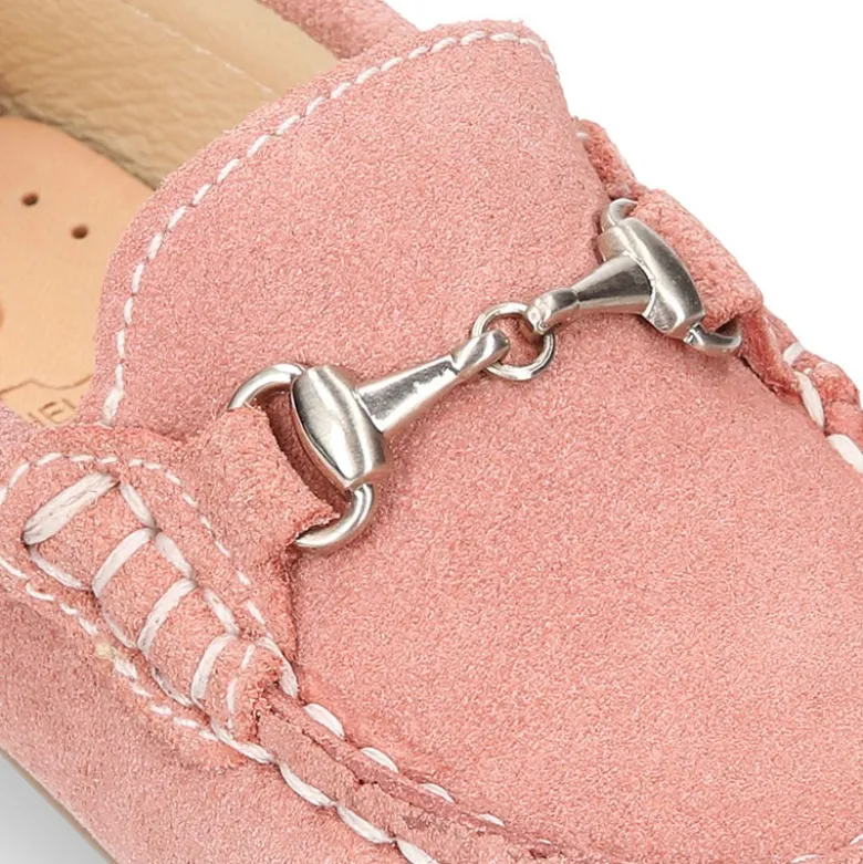 Mocasín peques con estribo en piel serraje.
