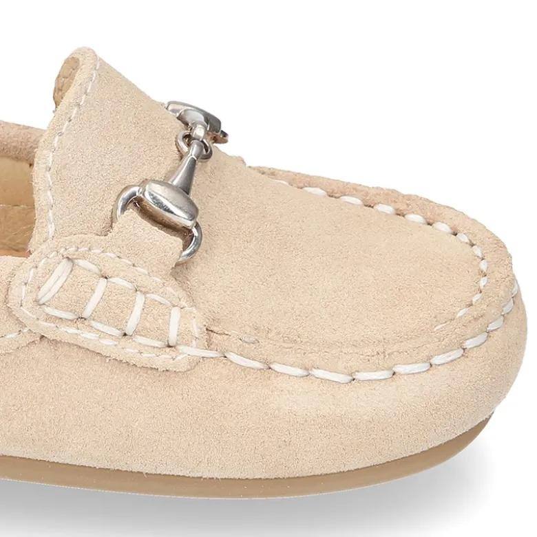 Mocasín peques con estribo en piel serraje.