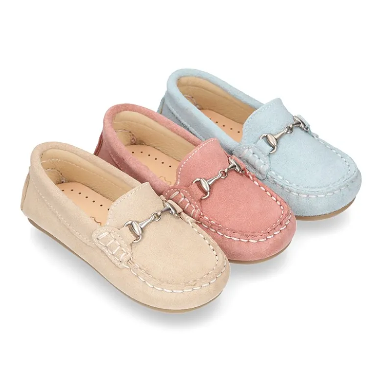 Mocasín peques con estribo en piel serraje.