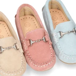 Mocasín peques con estribo en piel serraje.
