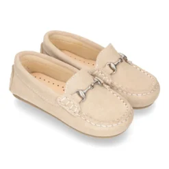 Mocasín peques con estribo en piel serraje.
