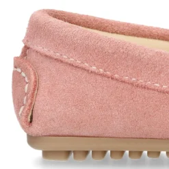 Mocasín peques con estribo en piel serraje.
