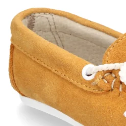 Mocasín tipo NÁUTICO en piel serraje.