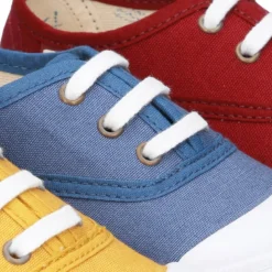Nueva Bamba de lona con puntera y cordones.