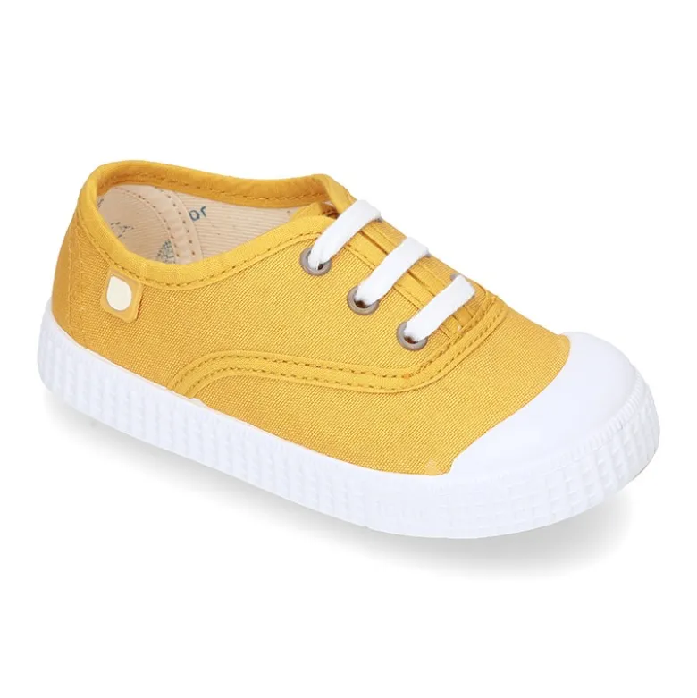 Nueva Bamba de lona con puntera y cordones.