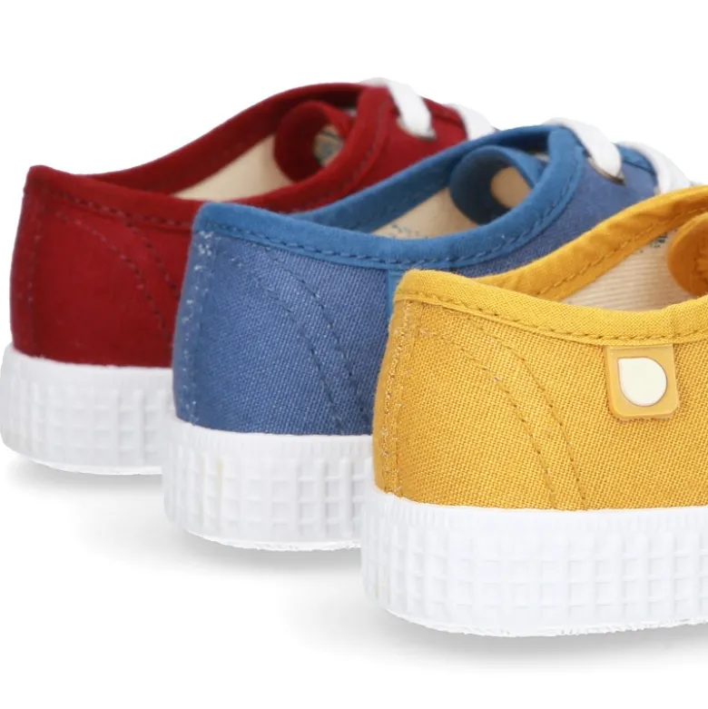 Nueva Bamba de lona con puntera y cordones.