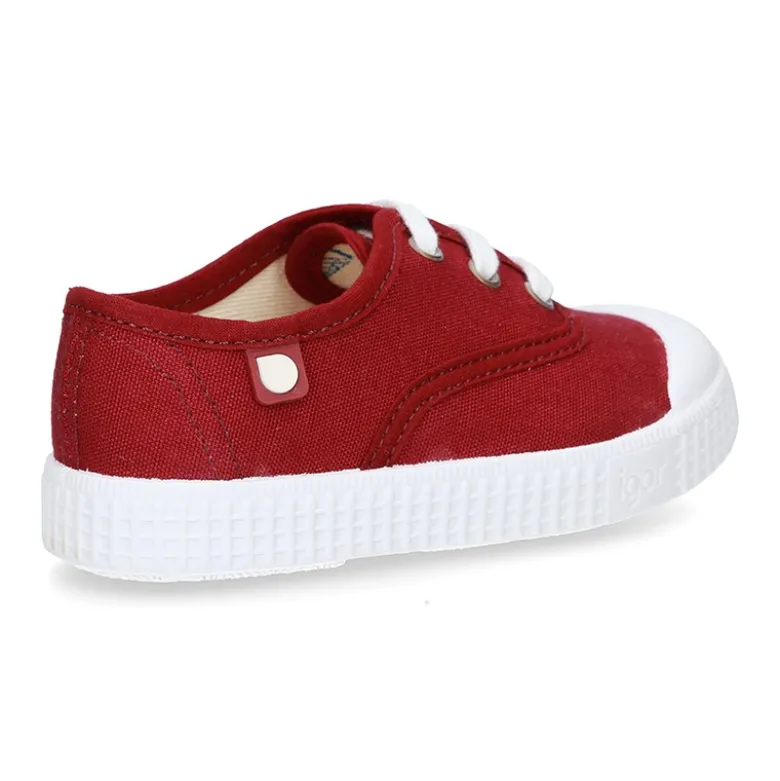 Nueva Bamba de lona con puntera y cordones.