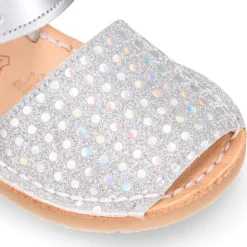 Nueva Menorquina hebilla en piel satinada con brillos y suela flexible.
